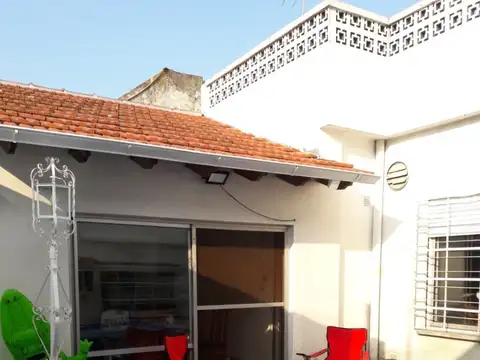 Casa 3 ambientes con patio, pileta y cochera
