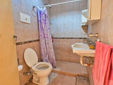 Casa en  venta con local y cochera