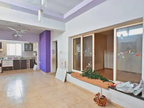 Casa en  venta con local y cochera