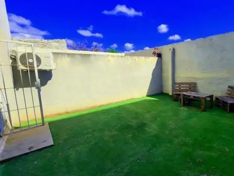 VENTA DEPARTAMENTO DE 2 AMBIENTES EN PB CON AMPLIO PATIO  - APTO CREDITO Y PERMUTA - BAJAS EXPENSAS