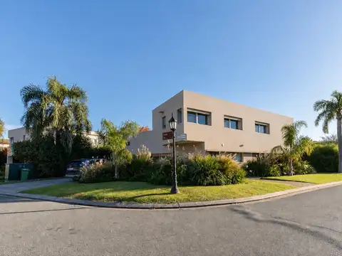CASA EN VENTA DE 3 DORMITORIOS CON COCHERA, PILETA Y TERRENO DE 1.038M2 - FUNES HILLS CADAQUÉS