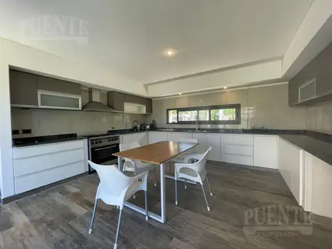 Casa 7 ambientes con 5 baños