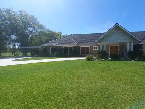 Casa en Alquiler con 4 cocheras