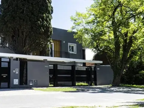 Casa en Venta con 2 cocheras