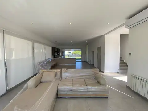 Casa en Alquiler en Pilar Del Este, USD 1.200