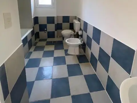 Casa 6 ambientes con 2 baños