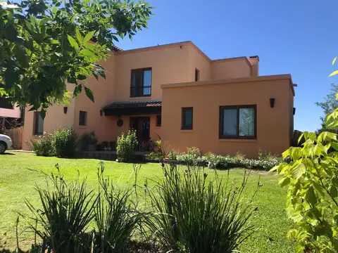 Casa en Alquiler con 4 cocheras