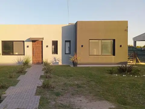 CASA 4 AMBIENTES VENTA EN  BARRIO SANTO DOMINGO