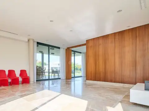 Casa en Venta con 5 cocheras