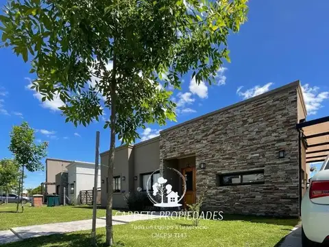 Casa en venta de 4 ambientes y pileta. Barrio Santa Lucia. Pilar del Este. 100
