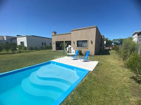 Casa en venta de 4 ambientes y pileta. Barrio Santa Lucia. Pilar del Este.