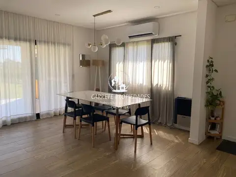 Casa 4 ambientes con 2 baños