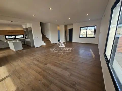 Casa 5 ambientes con 3 baños