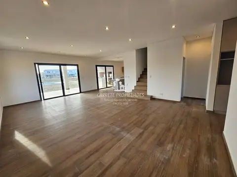 Casa en Venta con 3 cocheras