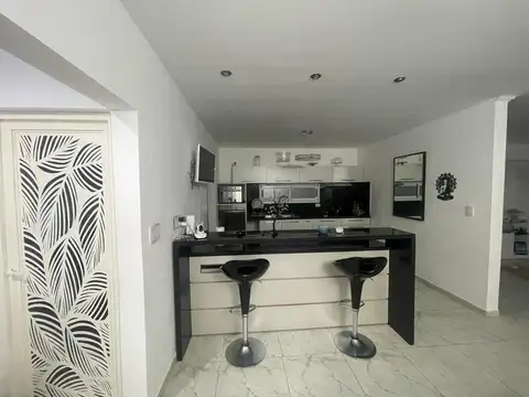 Casa en Venta con 4 cocheras