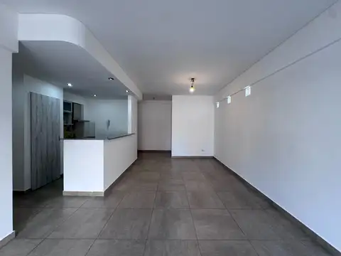 2 AMBIENTES CON COCHERA CUBIERTA Y BALCON CON PARRILLA.