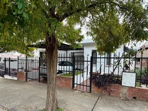 Casa 11 ambientes con 4 baños