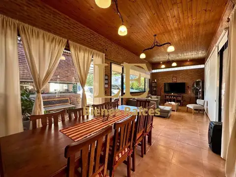 Casa en Venta con 3 cocheras