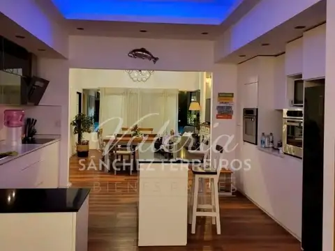 Casa 6 ambientes con 5 baños