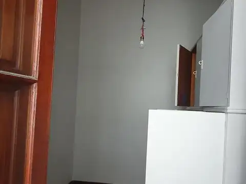 Esmeralda 1000 piso 2do por escalera.-