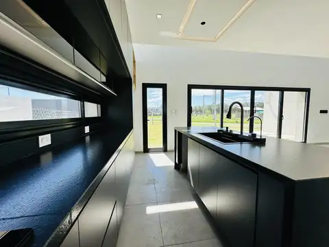 VENTA / PERMUTA - Casa de 1 dormitorio con jardín – Barrio Palo Alto, Pueblo Esther