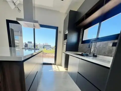 Casa 5 ambientes con 4 baños