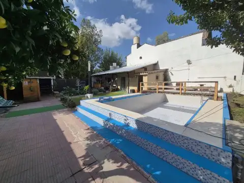 Casa quinta en venta Villa Luzuriaga con pileta