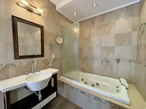 Casa 7 ambientes con 2 baños