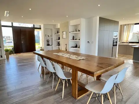 Casa en Venta con 4 cocheras