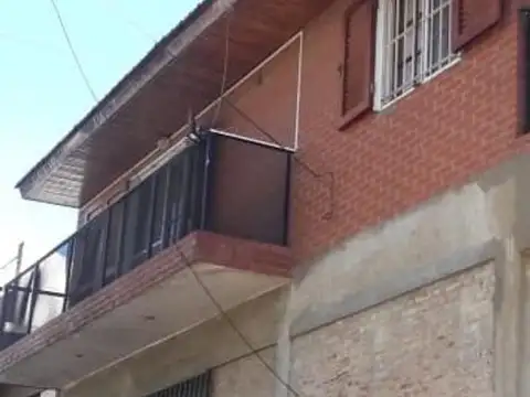 Departamento 4 ambientes en 1er piso por escalera