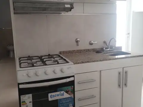 departamento de pasillo un dormitorio, patio, todo amueblado, incluye impuestos. Estrenar 481-5308