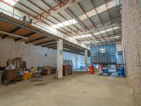 VENTA – Galpón con oficinas y local comercial. apto crédito. Villa Gobernador Gálvez.