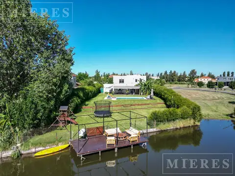 Casa en Venta con 2 cocheras