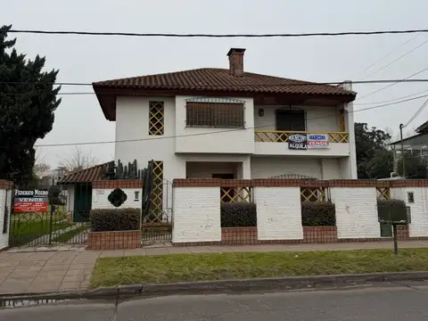 Casa en alquiler c/ cochera en Grand Bourg