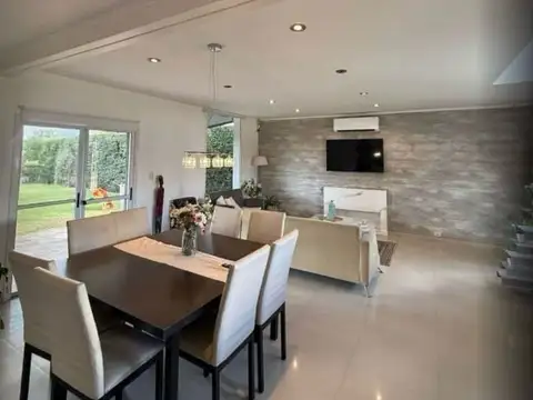 Casa 4 ambientes con 2 baños