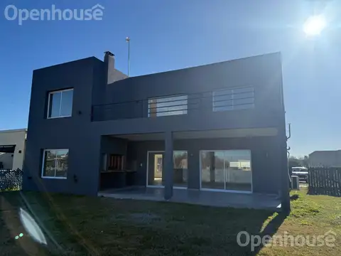Casa en Alquiler con 3 cocheras