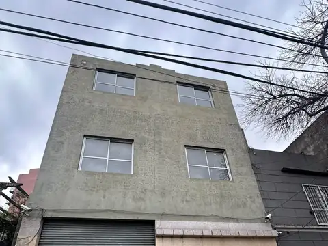 Galpón de 430 m2 cubiertos en dos plantas, montacargas, techos de losa a 6 metros de altura, entrada de camión con contenedor, apto todo destino, sobre lote de 8,66 x 25