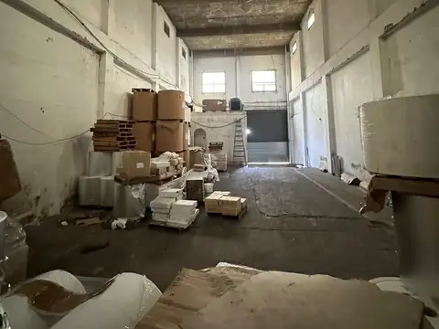 Galpón de 430 m2 cubiertos en dos plantas, montacargas, techos de losa a 6 metros de altura, entrada de camión con contenedor, apto todo destino, sobre lote de 8,66 x 25