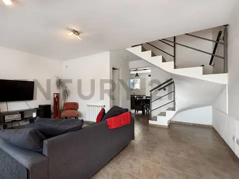 Venta de Duplex 5 ambientes con cochera y quincho, apto crédito. Barrio Zacagnin