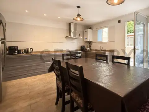Venta de Duplex 5 ambientes con cochera y quincho, apto crédito. Barrio Zacagnini, Mar del Plata.