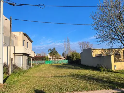 Lote en venta en Barrio Acequias, Roldán | 584,95 m² | Orientación este y servicios