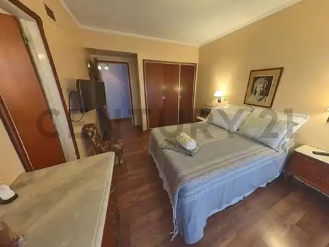 Departamento 5 ambientes a la calle con cochera Plaza Mitre