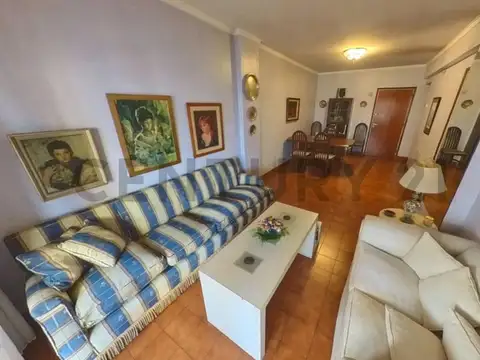Departamento 5 ambientes a la calle con cochera Plaza Mitre