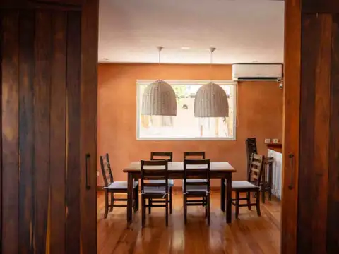 Casa en Alquiler con 3 cocheras