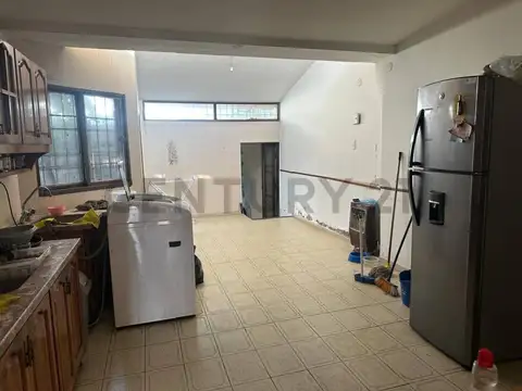 Casa en Alquiler con 2 cocheras