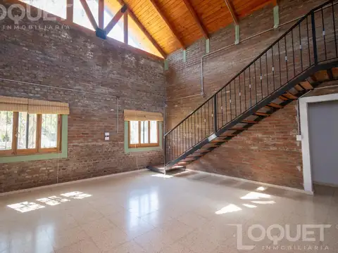 Casa con entrepiso en venta. Sauce Viejo