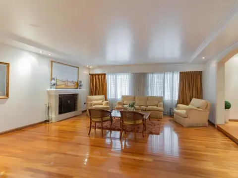 Casa en Alquiler con 4 cocheras