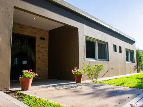 Casa en Venta con 3 cocheras