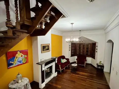 Casa 8 ambientes con 4 baños