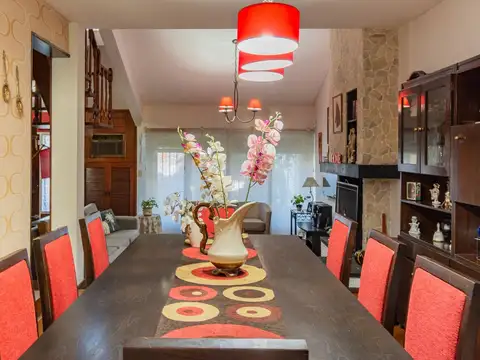 Casa en Venta con 2 cocheras